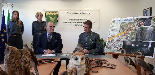 Il responsabile del Noava, l'ispettore Claudio Freddi, e il direttore regionale Risorse forestali, Adolfo Faidiga, durante la presentazione dell'operazione anti uccellaggione Valli in gabbia - Udine, 5 dicembre 2019.