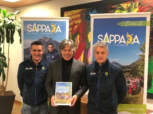 L'assessore alle Attività produttive, Sergio Emidio Bini, con i testimonial di Sappada, gli olimpionici Piero Piller Cottrer (a sin.) e Silvio Fauner (a destra).