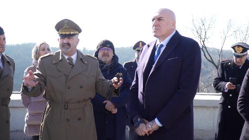 L'assessore regionale al Patrimonio Sebastiano Callari (dietro al centro) con il ministro della Difesa Guido Crosetto (a destra) e il direttore del Sacrario militare Massimiliano Fioretti