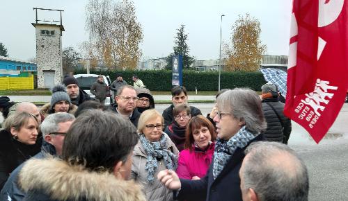 L'assessore regionale alle Attività produttive, Sergio Emidio Bini, tra i lavoratori della Safilo in sciopero - Martignacco (Ud), 13 dicembre 2019.