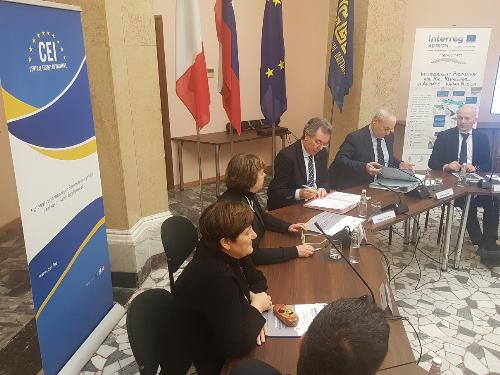 L'assessore alle Infrastrutture e territorio, Graziano Pizzimenti, alla sottoscrizione del 'Memorandum of Understanding' per la promozione dei servizi esaminati nell'ambito del progetto Inter-Connect, siglato oggi nella sede del Segretariato esecutivo dell'Iniziativa Centro Europea (Ince) dalla Regione Fvg, dai Comuni di Trieste, Muggia e Capodistria, dalla Trieste Trasporti e da Liberty Lines