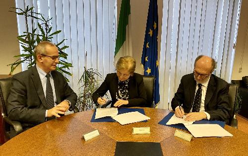 Il Prefetto di Pordenone, Maria Rosaria Maiorino, il vicegovernatore del Friuli Venezia Giulia con delega alla Salute, Riccardo Riccardi e il Commissario straordinario dell’Azienda per l’assistenza sanitaria n. 5 Friuli occidentale, Eugenio Possamai, al momento della firma del protocollo tra Regione FVG, Prefettura e Azienda Sanitaria.