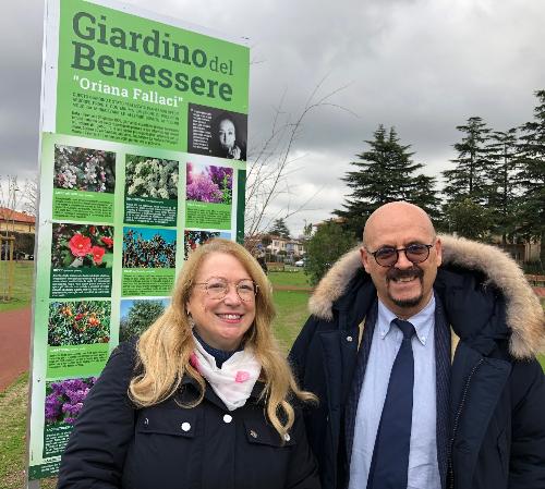 L'assessore Fvg al Patrimonio, Sebastiano Callari, all'ingresso del Giardino Benessere di Monfalcone con  l'assessore comunale al Verde pubblico, Sabina Cauci