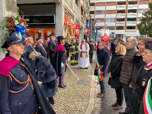 Il vicegovernatore, Riccardo Riccardi, rende omaggio alla lapide commemorativa dei tre agenti caduti a Udine. 