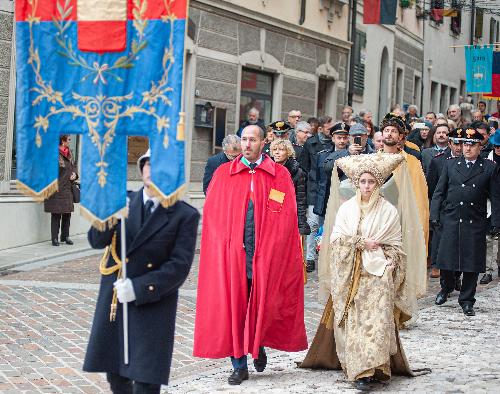 Il corteo con in testa il sindaco di Gemona Roberto Revelant e l'assessore Zilli 