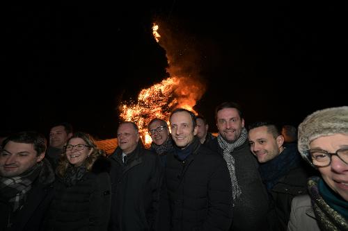 Il governatore del Friuli Venezia Giulia Massimiliano Fedriga assiste al Pignarul grant di Tarcento con il Vecchio Venerando