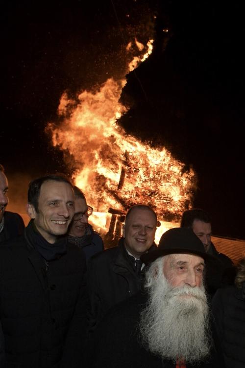 Il governatore del Friuli Venezia Giulia Massimiliano Fedriga assiste al Pignarul grant di Tarcento con il Vecchio Venerando Giordano Marsilio