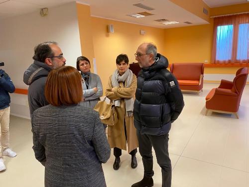 Il vicegovernatore del Friuli Venezia Giulia, Riccardo Riccardi, durante la sua visita alla Asp Muner di Lovaria.