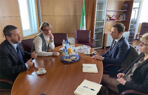 Il governatore del Friuli Venezia Giulia, Massimiliano Fedriga, e l'assessore alle Finanze, Barbara Zilli, durante l'incontro svoltosi a Pordenone con il presidente di Finest, Alessandro Mion, e il direttore della finanziaria estera Eros Goi