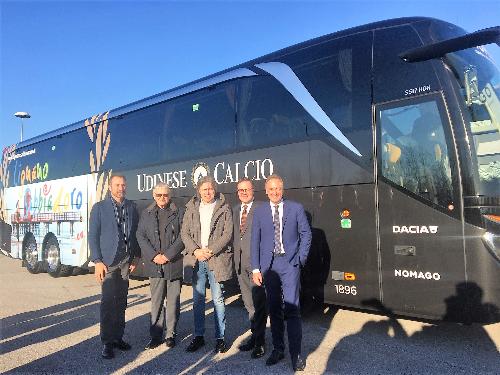 L'assessore regionale al Turismo Sergio Emidio Bini con il direttore di PromoTurismoFvg Lucio Gomiero, il direttore generale di Udinese Calcio Franco Collavino e il direttore dell'azienda slovena Nomago, vettore ufficiale dei bianconeri, Sandi Bratasevec