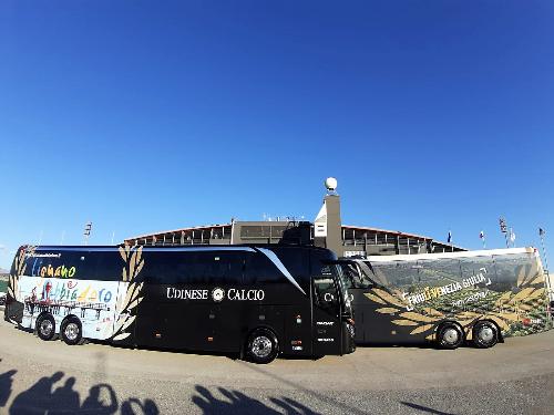 Il pullman della stagione invernale con la promozione dei poli sciistici e il nuovo con le gigantografie delle località balneari Fvg