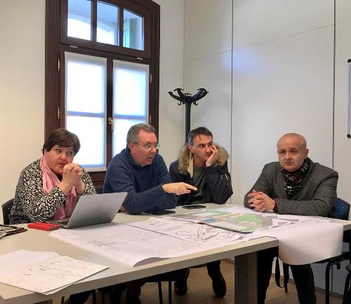 L'assessore a Infrastrutture e Territorio del Fvg, Graziano Pizzimenti, all'incontro in municipio, a Villa Santina, con il sindaco Domenico Giatti e i tecnici.