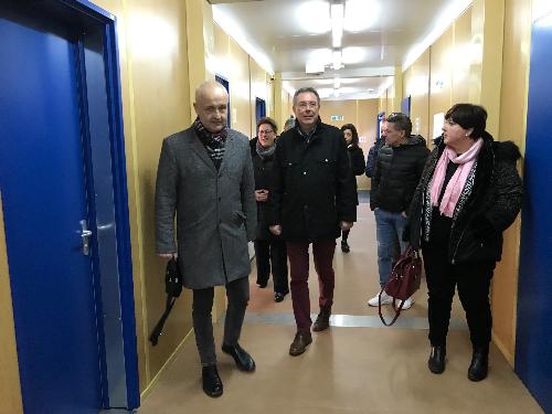 L'assessore regionale a Infrastrutture e Territorio, Graziano Pizzimenti, durante il sopralluogo al polo scolastico provvisorio della scuola primaria e secondaria a Villa Santina.