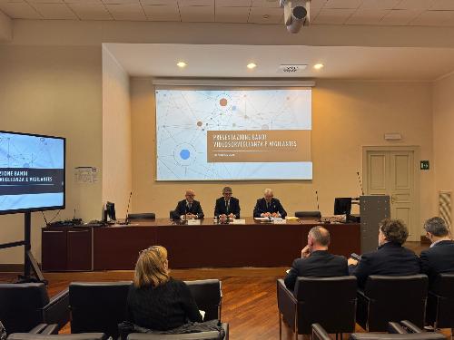 L’assessore regionale alla Sicurezza Pierpaolo Roberti durante la conferenza stampa di presentazione dei due bandi assieme al questore di Trieste Pietro Ostuni e al presidente della Camera di commercio Venezia Giulia Antonio Paoletti