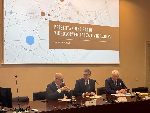 L’assessore regionale alla Sicurezza Pierpaolo Roberti durante la conferenza stampa di presentazione dei due bandi assieme al questore di Trieste Pietro Ostuni e al presidente della Camera di commercio Venezia Giulia Antonio Paoletti