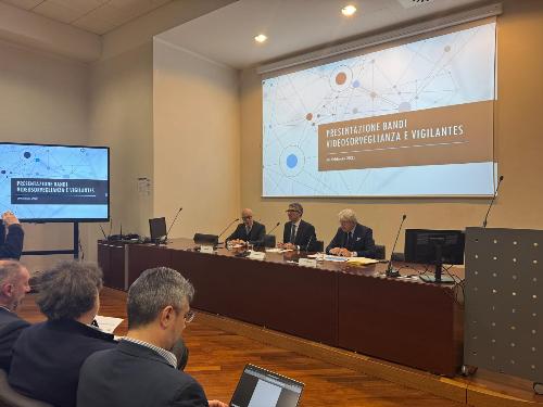 L’assessore regionale alla Sicurezza Pierpaolo Roberti durante la conferenza stampa di presentazione dei due bandi assieme al questore di Trieste Pietro Ostuni e al presidente della Camera di commercio Venezia Giulia Antonio Paoletti
