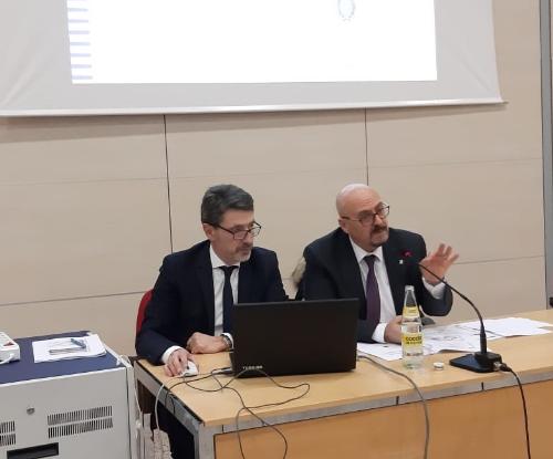 L'assessore regionale Sebastiano Callari mentre interviene all'incontro con i Comuni dell'Isontino. Al suo fianco il direttore el Servizio centrale unica di committenza, Luciano Zanelli.