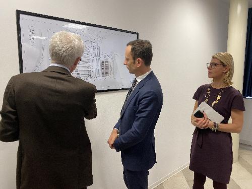 Il governatore del Friuli Venezia Giulia Massimiliano Fedriga durante la visita allo stabilimento della Tirso assieme al presidente di Friulia, Federica Seganti, e all’amministratore delegato di Fil Man Made Group, Andrea Parodi.