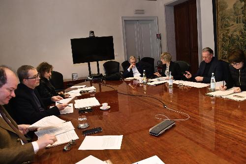 Il vicegovernatore Mario Anzil (primo a sinistra) conduce i lavori di Giunta