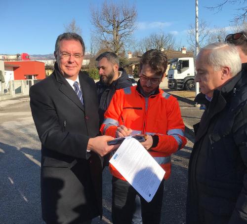 L'assessore regionale alle Infrastrutture e Territorio, Graziano Pizzimenti alla consegna dei lavori per realizzare la pista ciclopedonale lungo la strada tra Cavolano di Sacile (Pn) e Francenigo di Gaiarine (Tv)