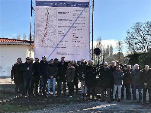 Foto di gruppo alla consegna dei lavori della pista ciclopedonale di Cavolano