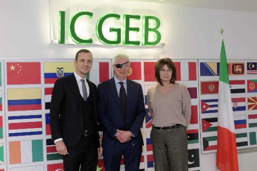 Il governatore Massimiliano Fedriga assieme al direttore dell'Icgeb Lawrence Banks e all'assessore regionale all'Università Alessia Rosolen