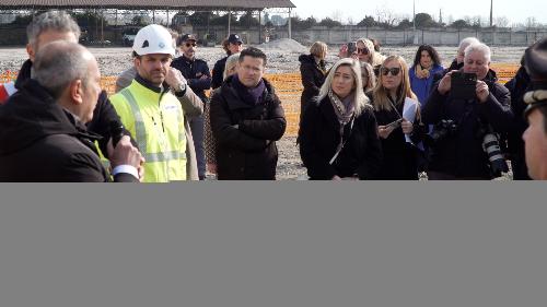 L'assessore regionale Cristina Amirante, al centro, in un momento del sopralluogo al cantiere del nuovo penitenziario a San Vito al Tagliamento.