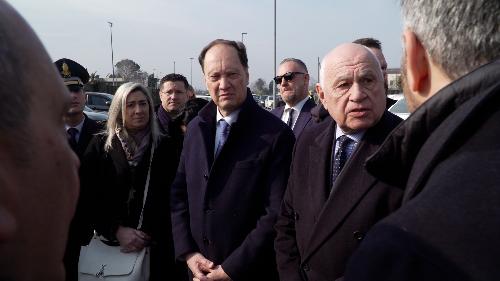 L'assessore regionale Cristina Amirante con i ministri Carlo Nordio e Luca Ciriani al sopralluogo nel cantiere per il nuovo penitenziario a San Vito al Tagliamento.