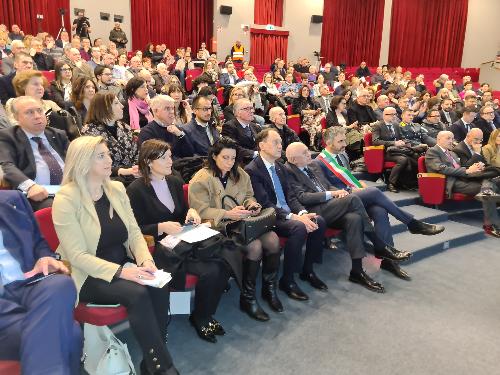 L'assessore Cristina Amirante, prima da sinistra, con le altre autorità nell'auditorium Zotti di San Vito per la presentazione del progetto del nuovo carcere sanvitese
