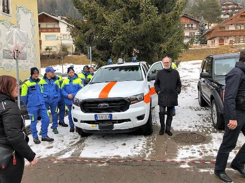 Il vicegovernatore del FVG con delega alla Protezione civile Riccardo Riccardi a Sappada per la consegna del pick up al gruppo comunale di Pc