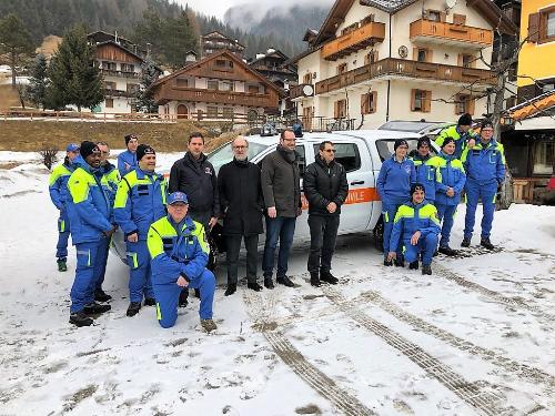 Il vicegovernatore del FVG con delega alla Protezione civile Riccardo Riccardi a Sappada per la consegna del pick up al gruppo comunale di Pc