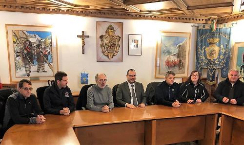 Riccardi nell'incontro in municipio a Sappada con il Sindaco e i volontari della Protezione civile