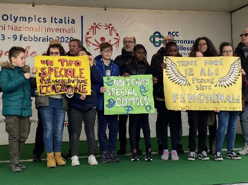 Un momento dell'avvio della Torch Run, durante il quale è evidente il coinvolgimento dei ragazzi delle scuole nell'evento.