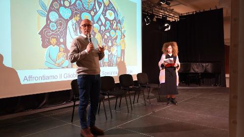 Riccardi interviene all’evento "Affrontiamo il glioblastoma con speranza e coraggio", svoltosi nella Sala Luttazzi del Magazzino 26 a Trieste