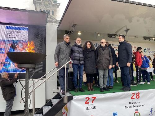 Il vicegovernatore del Friuli Venezia Giulia, Riccardo Riccardi, con gli altri rappresentanti delle istituzioni alla partenza della Torch Run.