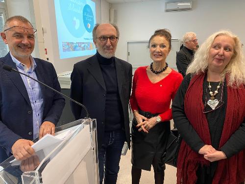 Da sinistra il direttore generale del Burlo Stefano Dorbolò, il vicegovernatore Riccardi, Lidia Strain del Lions Club Duino Aurisina e l'artista Vesna Benedetic.