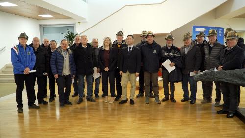 Foto di gruppo con i rappresentanti delle sezioni Ana beneficiarie del contributo