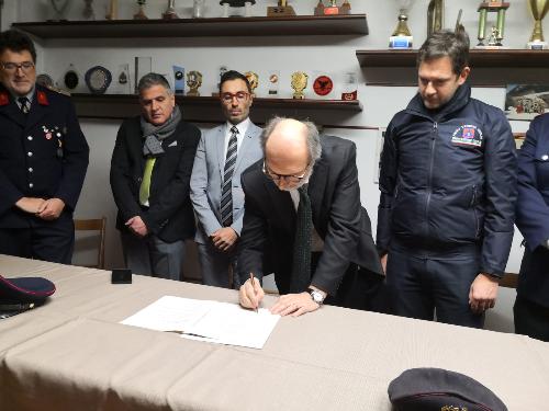 Il vicegovernatore con delega alla Protezione civile del Friuli Venezia Giulia, Riccardo Riccardi, alla firma della convenzione con l'Unione dei corpi pompieri volontari del Friuli Venezia Giulia (Ucpv-Fvg), il Corpo pompieri volontari Camporosso - Freiwillige Feuerwehr Saifnitz e la Protezione civile  del Friuli Venezia Giulia, a Camporosso. 
