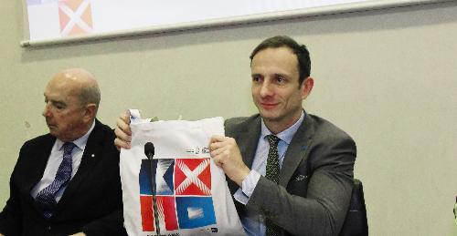 Il governatore Fedriga nel corso della presentazione. A fianco il sindaco di Trieste Roberto Dipiazza. 
