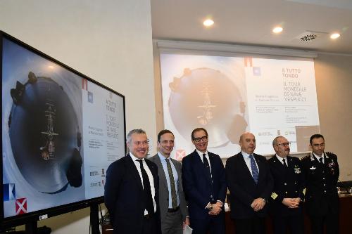 Da sinistra, l'assessore Sergio Emidio Bini, il governatore Massimiliano Fedriga, il presidente della Società Velica di Barcola e Grignano Mitja Gialuz, il sindaco Roberto Dipiazza e i comandanti Luigi del Prete (Capitaneria di porto) e Gianluca Migliozzi.(Carabinieri)