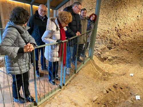 L'assessore regionale alla Cultura e sport, Tiziana Gibelli durante la visita al Castelliere di Sedegliano