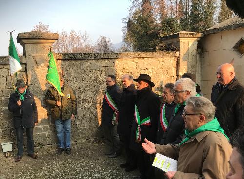 Il vicegovernatore della Regione a Faedis nel cimitero comunale con la delegazione dell'associazione Partigiani Osoppo (Apo) sulla tomba di Franco Celledoni, patriota della Brigata Osoppo.