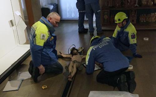 Volontari della Protezione civile regionale all'opera durante il corso per la gestione dei beni culturali in caso di emergenza svoltosi a Pordenone