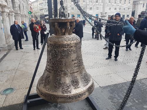 L'arrivo in piazza Unità a Trieste della campana 'Alma Mater Dolorosa' che ricorda i 185 minatori morti nella tragedia di Arsia del 28 febbraio 1940.