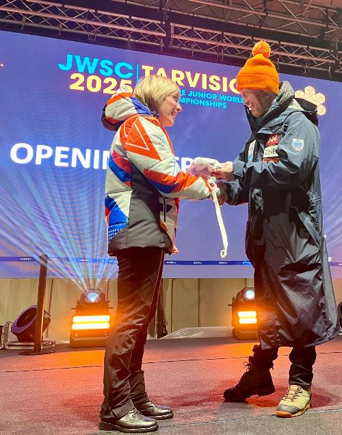 L'assessore Zilli alla cerimonia di apertura dei Campionati Mondiali Juniores di Sci Alpino 2025 di Tarvisio (FIS Alpine Junior World Ski Championships JWSC)