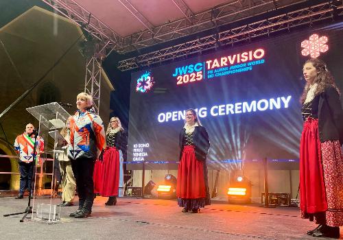 L'assessore Zilli alla cerimonia di apertura dei Campionati Mondiali Juniores di Sci Alpino 2025 di Tarvisio (FIS Alpine Junior World Ski Championships JWSC)