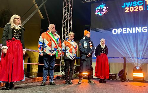 Le autorità alla cerimonia di apertura dei Campionati Mondiali Juniores di Sci Alpino 2025 di Tarvisio (FIS Alpine Junior World Ski Championships JWSC)