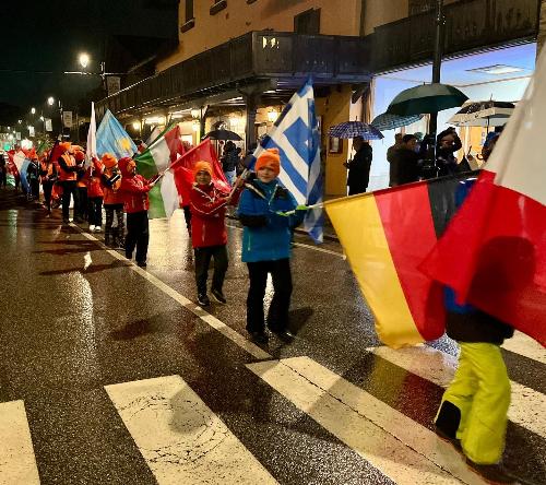 La sfilata degli atleti che ha aperto la cerimonia dei Campionati Mondiali Juniores di Sci Alpino 2025 di Tarvisio (FIS Alpine Junior World Ski)