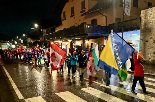 La sfilata degli atleti che ha aperto la cerimonia dei Campionati Mondiali Juniores di Sci Alpino 2025 di Tarvisio (FIS Alpine Junior World Ski)