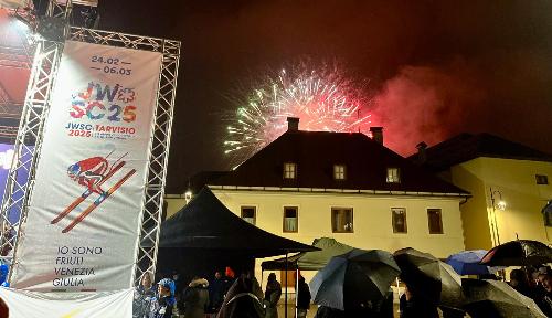 I fuochi d'artificio che hanno segnato l'avvio dei Campionati Mondiali Juniores di Sci Alpino 2025 di Tarvisio (FIS Alpine Junior World Ski)